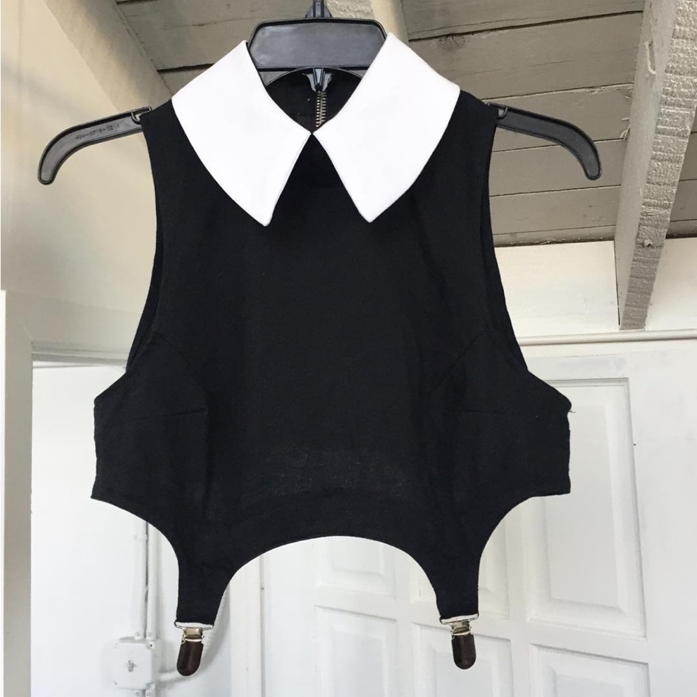 Deandri Black Crop Top with White Collar
